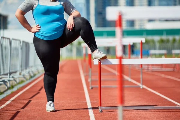 Confident Ambitious Chubby Female Activewear Standing Racetrack Keeping One Leg — Stock Photo, Image