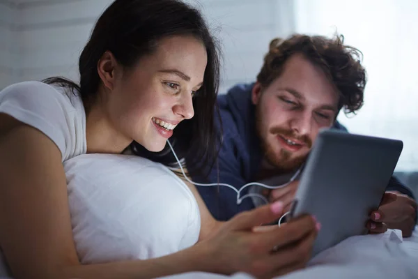 Modern Young Couple Watching Movie Touchpad While Lying Bed — Stock Photo, Image