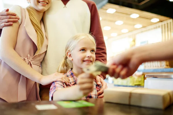 Söt Liten Flicka Ger Cash Shop Assistent Samtidigt Betala För — Stockfoto