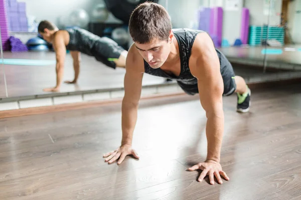 Retrato Hombre Musculoso Fuerte Haciendo Flexiones Durante Entrenamiento Moderno Gimnasio — Foto de Stock