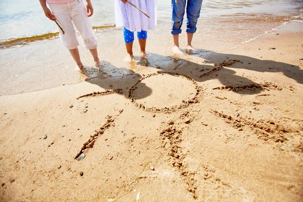 Piernas Tres Niñas Pie Sobre Arena Con Imagen Del Sol — Foto de Stock