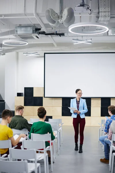 Jovem Professor Fazendo Discurso Frente Público Sala Aula — Fotografia de Stock