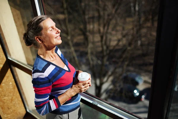 Mulher Com Xícara Café Café Perto Janela — Fotografia de Stock