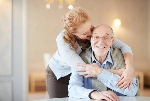 Verliebte Frau Umarmt Und Küsst Ihren Mann — Stockfoto