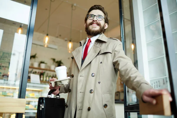 Joven Empresario Con Maletín Bebida Saliendo Cafetería —  Fotos de Stock