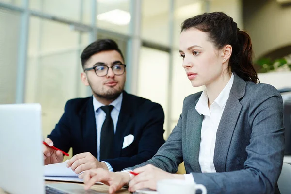 Vergadering Van Twee Handelaren Die Online Gegevens Voor Financiële Project — Stockfoto