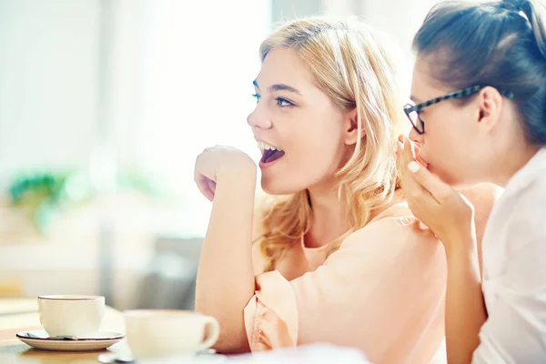 Perfil Vista Belos Jovens Amigos Olhando Para Algo Com Surpresa — Fotografia de Stock