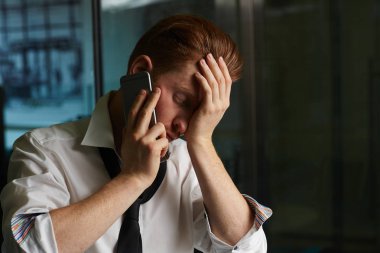 Smartphone tarafından geceleri konuşan çok çalışan adam