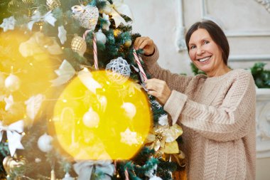 Yaşlı erkek Xmas ağacı-baston şekerler ile tatil öncesi dekorasyon