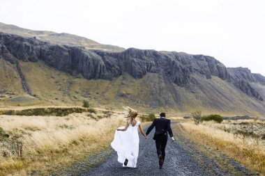 Ülke yolda çalışan mutlu evli çift
