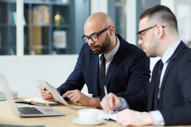 Touchpad mali istatistiklere öğrenme takım elbiseli iki adam