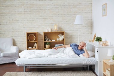 Genç adam yatakta sabah dinlendirici