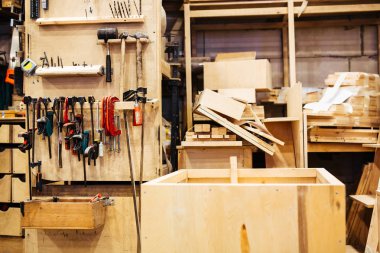 Arka plan resmi boş marangoz Atölyesi: çeşitli ağaç işleme aletleri, ahşap panoları ve mobilya fabrikasında parçaları