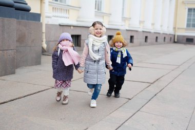 Kameraya bakarak ve çalışan sıcak giysiler içinde neşeli arkadaşları