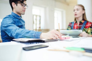 Öğrencilerin kendi tartışma sırasında çalışma alanı