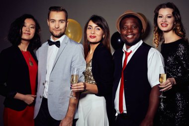 Kamera ile geniş gülümsüyor birbirlerinin tadını çıkarırken şirket gece kulübünde şampanya flüt elinde tutan iki güzel kadın arayan arkadaşlar çok etnik gruptan oluşan grup