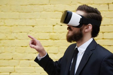 Karşılaşan yeni reality vr gözlük sayesinde genç adam