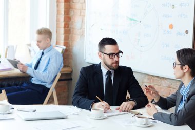 Ciddi patron çalışan fikrine yol dinleme