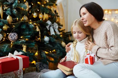 Sevecen yaşlı kadın torunu Noel akşamı kucaklayan