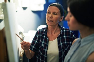 Öğrenci çekmek için yardım, iş tartışıyor ve hataları açıklayan Olgun kadın Profesör portresi