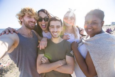 Kaygısız gençler selfie sahilde güneşli günde yapma