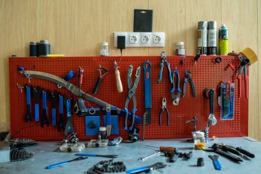 Duvar ve tablo tarafından asılı handtools ile araç tamir