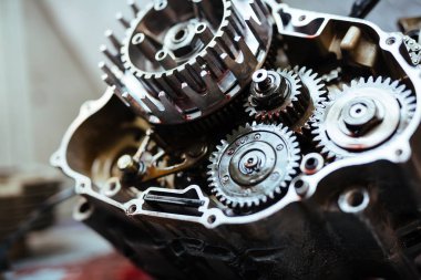 Portre resim tablo mekanik atölye makine yağı ile lekeli gears ile metal araba bölümünün