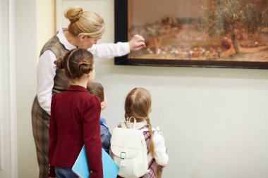 Resim Müzesi'nde Antik sanat onun öğrenciler ilkeleri açıklamak süre işaret öğretmen
