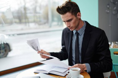 Kafede finansal belgeler üzerinden seyir işadamı