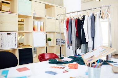 Moda tasarımcısı ve demiryolu tarafından şık giysiler ile işyeri