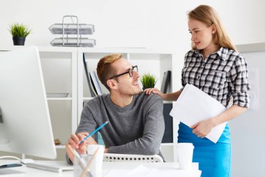 Tartışma çalışma planları ofisinde genç yöneticileri