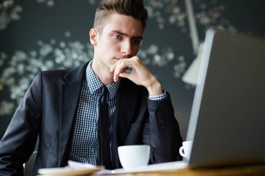 İş planlama veya online bilgi okuma genç adam