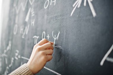Erkek el blackboard tebeşir ile cebirsel formül yazma closeup çekim