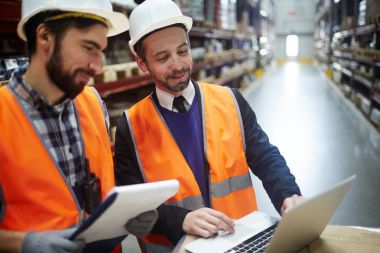 Elektronik veri içinde laptop işçilerinden biri gösterilen dağıtıcısı