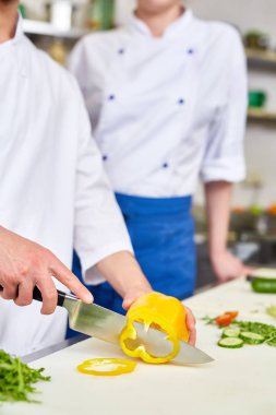 Taze biber tarafından çırak ile dilimleme Restoran şefi