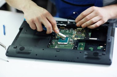Closeup çekim erkek el çalışma sökülmesi ve devre kartı fırça kullanarak laptop temizlik