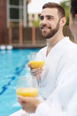 Genç adamla sakin spa Resort onun karısı ya da kız arkadaşı ile zaman zevk suyu
