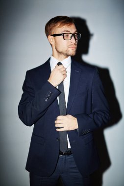 İyi giyimli genç işadamı izolasyon