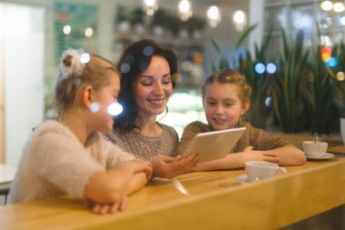 Sevgi dolu anne ve kızı net cafe tarama