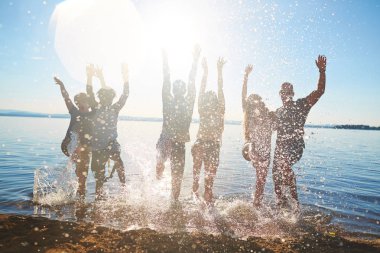 Kaygısız çocuklar ve kızlar su beach partide dans