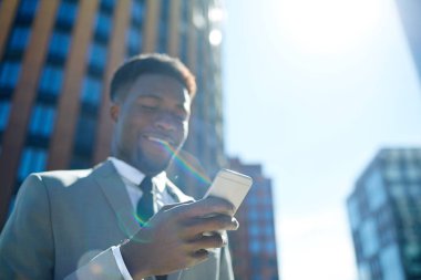 Kentsel ortamda mesajlaşma smartphone ile işadamı