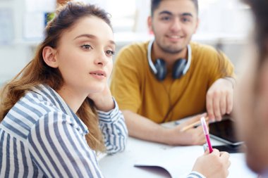 Onun groupmate sırasında dinlemeye meraklı kız muhabbeti