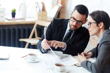 Kendine güvenen işveren önemli veri yöneticileri birine açıklayan