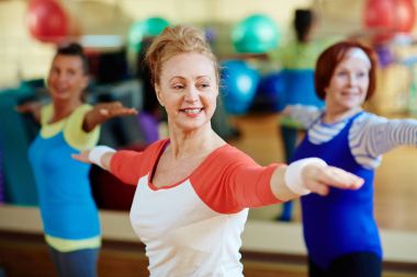 Sportif erkek egzersiz fitness grubu için gösterilen