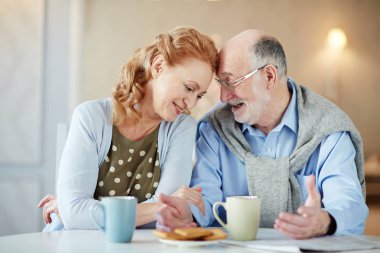 Sevdalı eşler evde çay içiyor