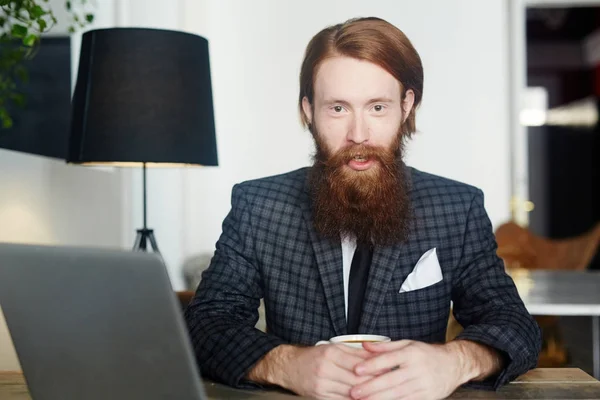 Employeur Barbu Avec Tasse Thé Assis Dans Café — Photo