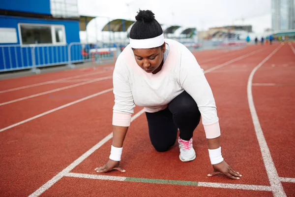 Jovem Mulher Com Excesso Peso Pela Linha Início Pista Corrida — Fotografia de Stock