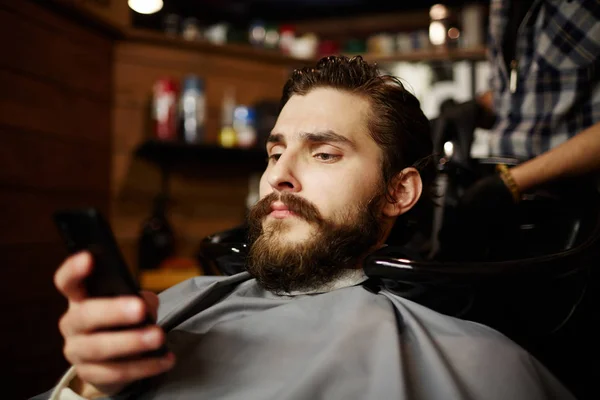 Homme Moderne Avec Smartphone Assis Dans Salon Coiffure — Photo