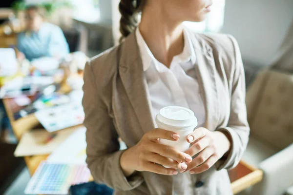 Jovem Especialista Com Copo Café Tendo Pausa Meio Dia Trabalho — Fotografia de Stock