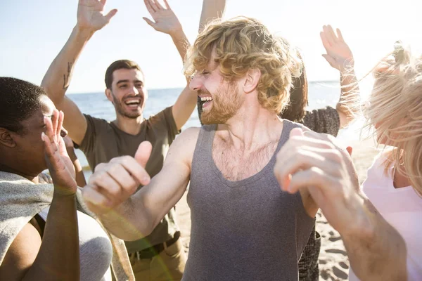 Счастливые Друзья Поднимающие Руки Время Танцев Пляже — стоковое фото